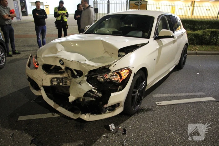 Auto's Fors Beschadigd Na Botsing