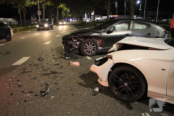 Auto's Fors Beschadigd Na Botsing