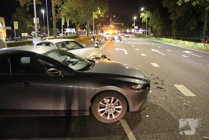Auto's Fors Beschadigd Na Botsing