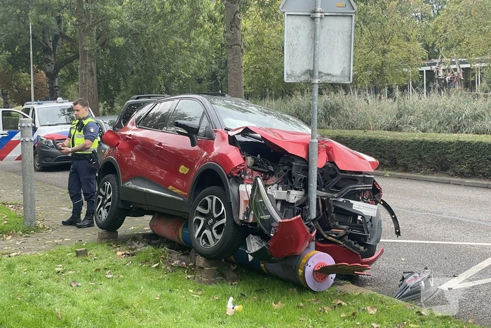 Voertuig komt tot stilstand op paal