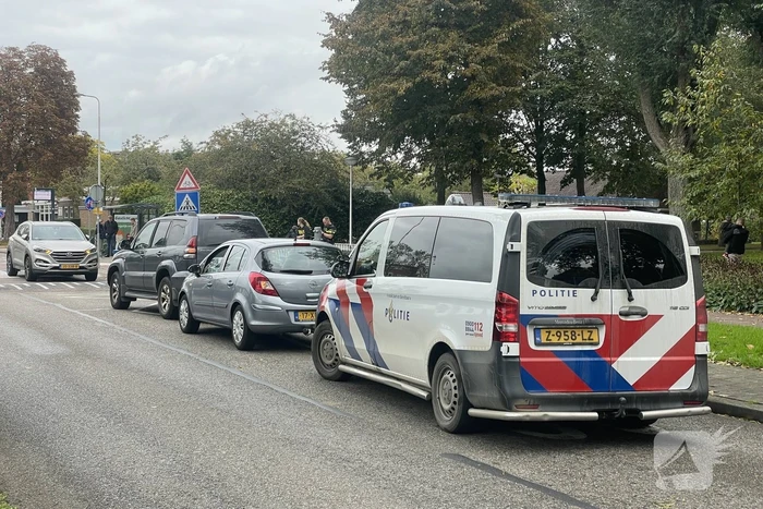 Voertuig komt tot stilstand op paal