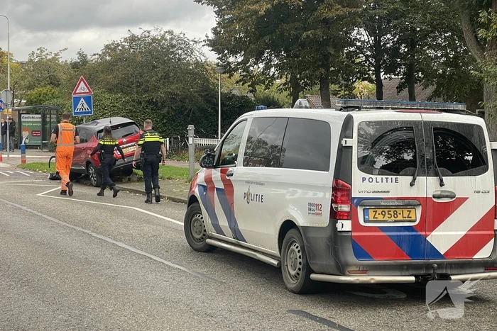 Voertuig komt tot stilstand op paal