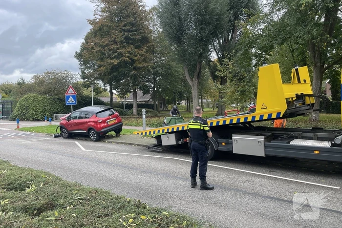 Voertuig komt tot stilstand op paal