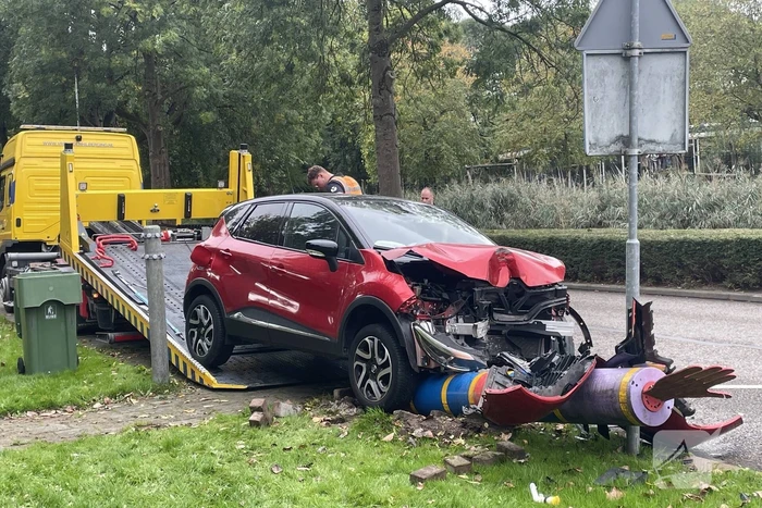 Voertuig komt tot stilstand op paal