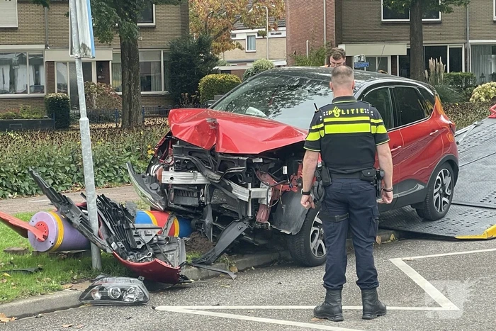 Voertuig komt tot stilstand op paal