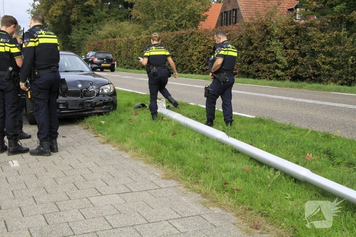 bestuurder botst tegen lantaarnpaal en raakt niet gewond