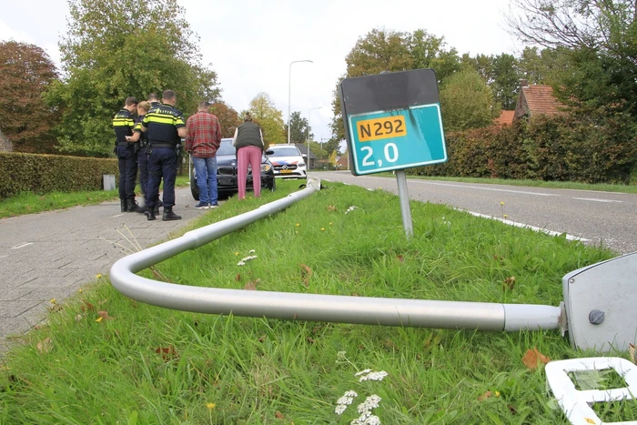 bestuurder botst tegen lantaarnpaal en raakt niet gewond