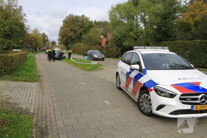 bestuurder botst tegen lantaarnpaal en raakt niet gewond