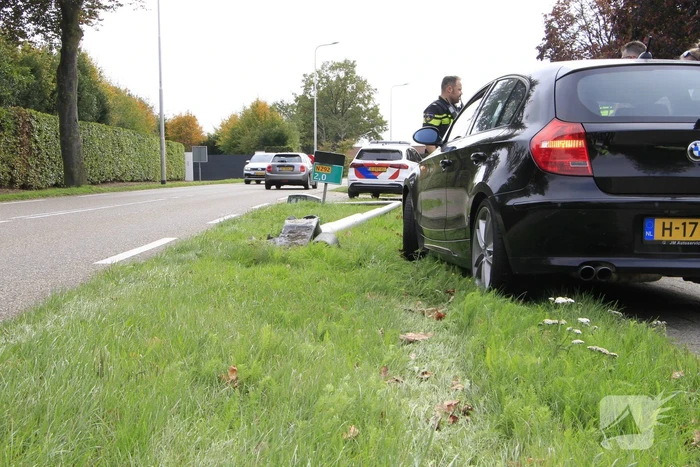 bestuurder botst tegen lantaarnpaal en raakt niet gewond