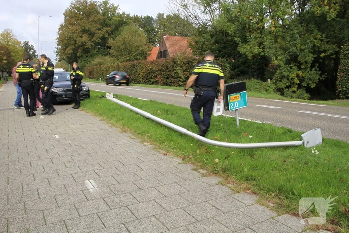 bestuurder botst tegen lantaarnpaal en raakt niet gewond