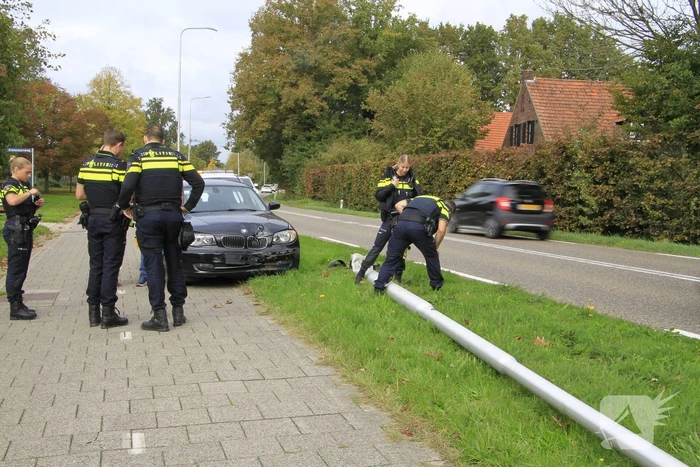 bestuurder botst tegen lantaarnpaal en raakt niet gewond