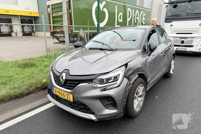 Vrachtwagen botst op auto zonder gewonden