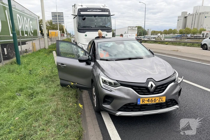 Vrachtwagen botst op auto zonder gewonden