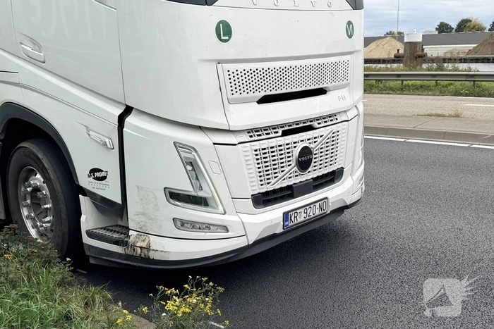 Vrachtwagen botst op auto zonder gewonden