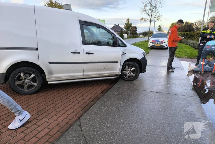 Bestelbus ziet scooter over het hoofd