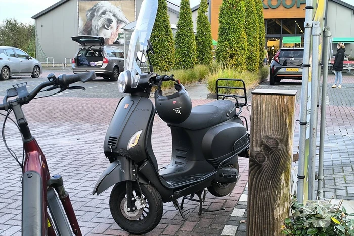 Bestelbus ziet scooter over het hoofd