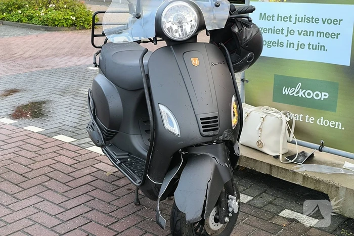 Bestelbus ziet scooter over het hoofd