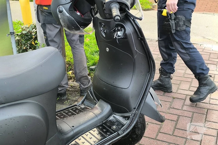 Bestelbus ziet scooter over het hoofd