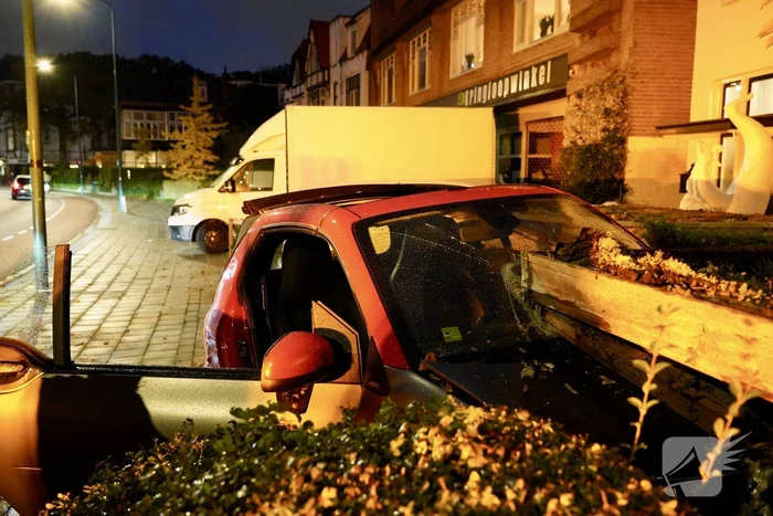 Ravage nadat voertuig in tuin belandt