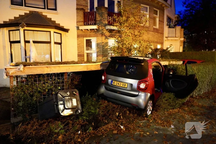 Ravage nadat voertuig in tuin belandt