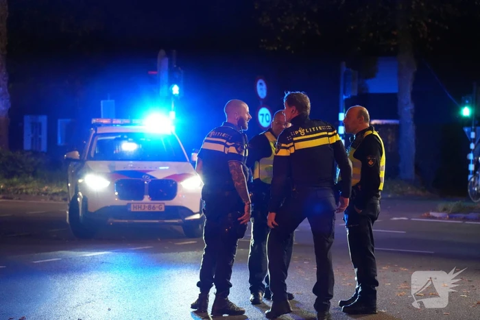 Fietsbezorger gewond naar ziekenhuis