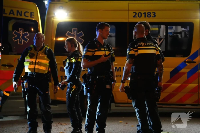 Fietsbezorger gewond naar ziekenhuis