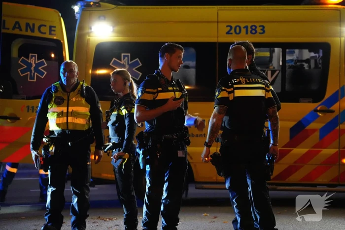 Fietsbezorger gewond naar ziekenhuis