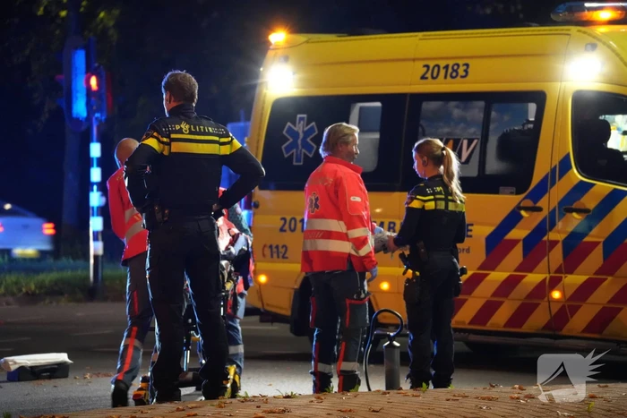 Fietsbezorger gewond naar ziekenhuis