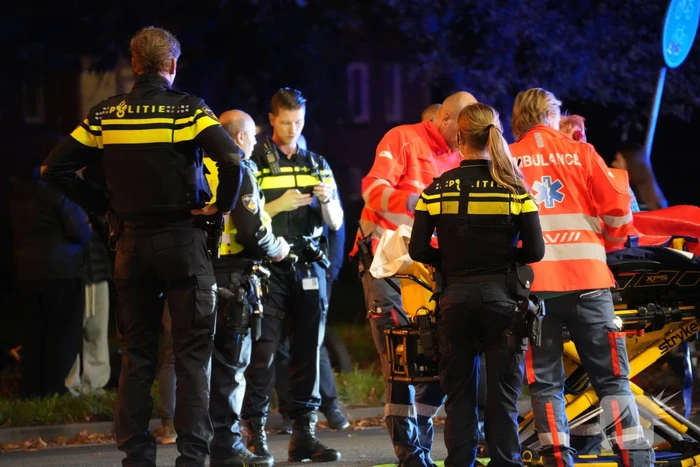 Fietsbezorger gewond naar ziekenhuis