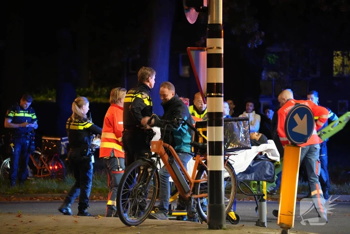 Fietsbezorger gewond naar ziekenhuis
