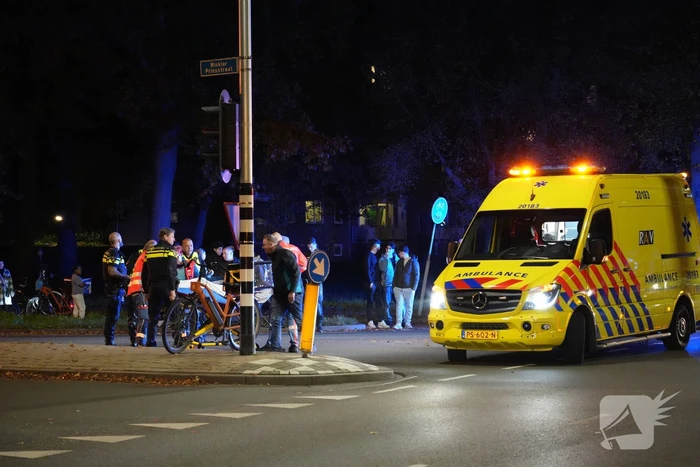 Fietsbezorger gewond naar ziekenhuis