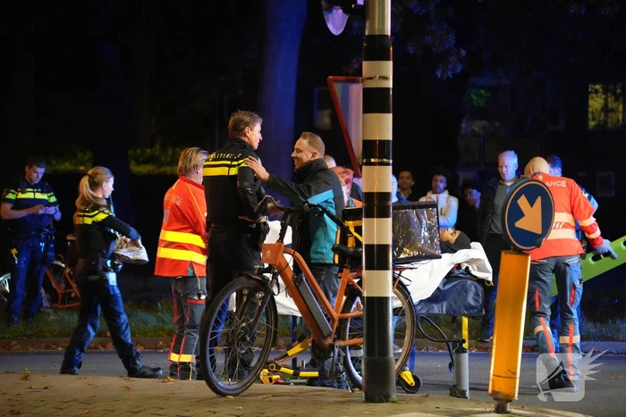 Fietsbezorger gewond naar ziekenhuis
