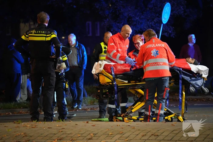 Fietsbezorger gewond naar ziekenhuis