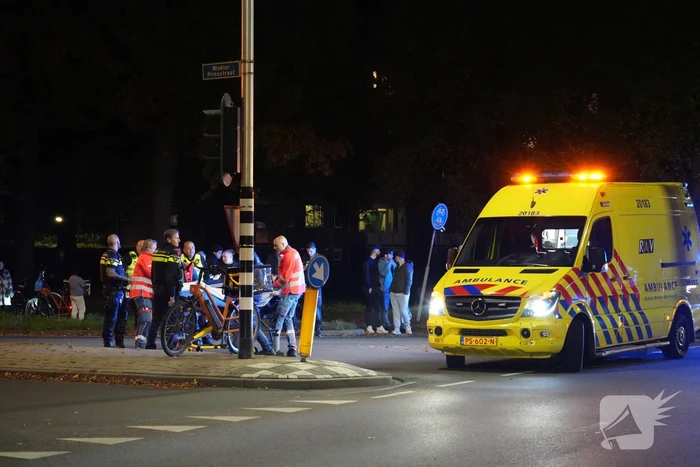 Fietsbezorger gewond naar ziekenhuis