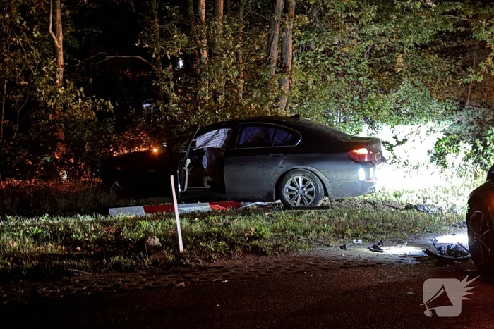 Automobilist mist bocht en botst