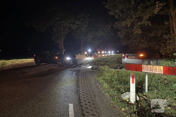 Automobilist mist bocht en botst