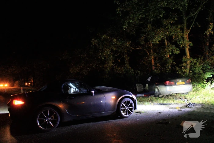 Automobilist mist bocht en botst
