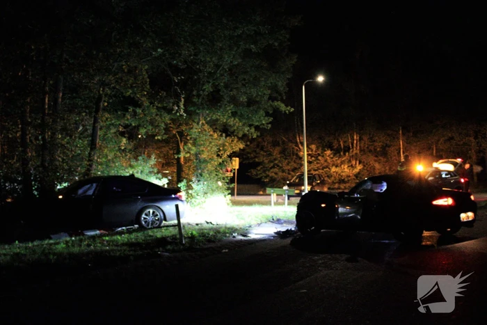 Automobilist mist bocht en botst