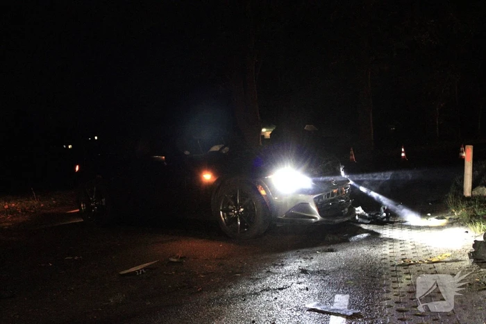Automobilist mist bocht en botst