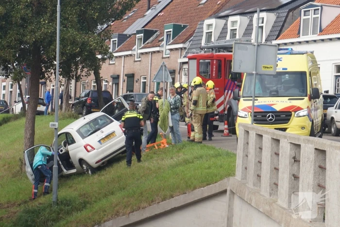 Auto van dijk gereden, bestuurder met spoed naar ziekenhuis