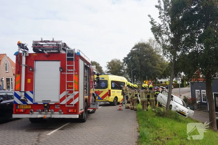 Auto van dijk gereden, bestuurder met spoed naar ziekenhuis
