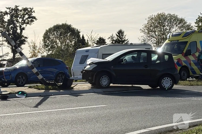 Automobilist rijdt verkeerslicht uit de grond
