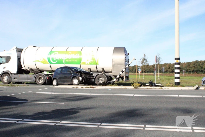 Automobilist rijdt verkeerslicht uit de grond
