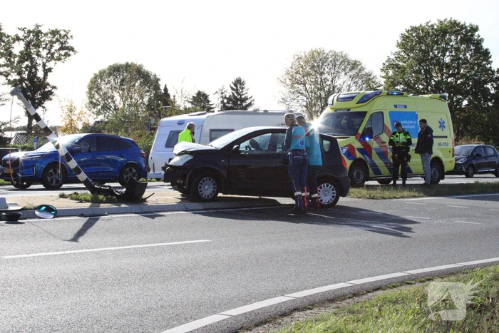 Automobilist rijdt verkeerslicht uit de grond