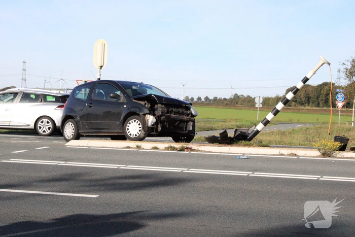 Automobilist rijdt verkeerslicht uit de grond