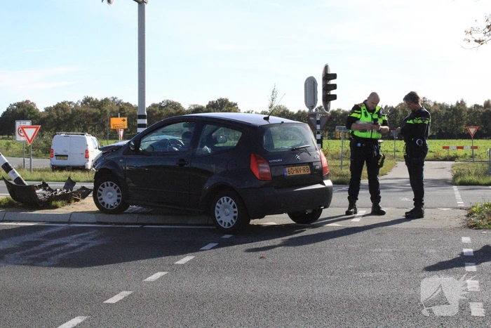 Automobilist rijdt verkeerslicht uit de grond