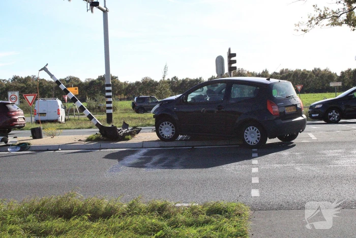 Automobilist rijdt verkeerslicht uit de grond
