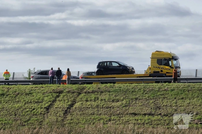 Zeven auto's beschadigd nadat ze over een object heengereden zijn wat van vrachtwagen afgevallen was