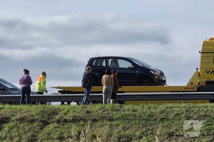 Zeven auto's beschadigd nadat ze over een object heengereden zijn wat van vrachtwagen afgevallen was
