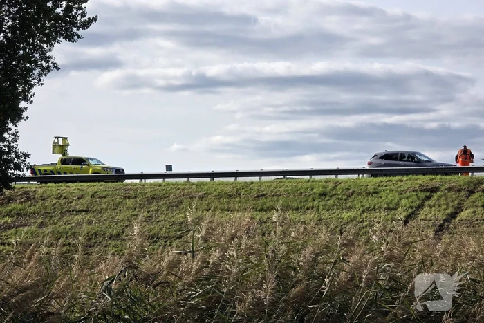Zeven auto's beschadigd nadat ze over een object heengereden zijn wat van vrachtwagen afgevallen was